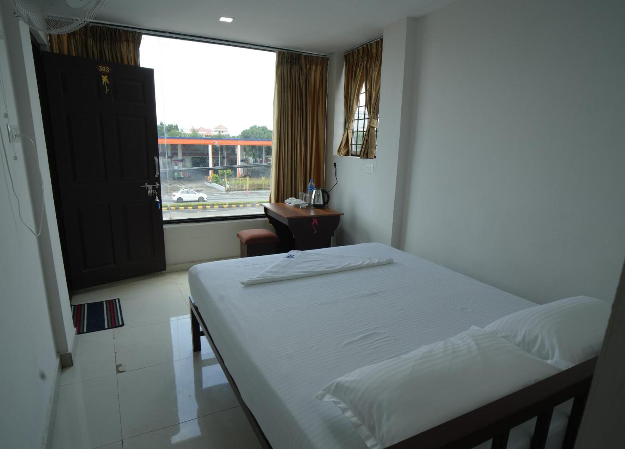 ホテル Port View Residency Pvr ネドゥムバセリー エクステリア 写真